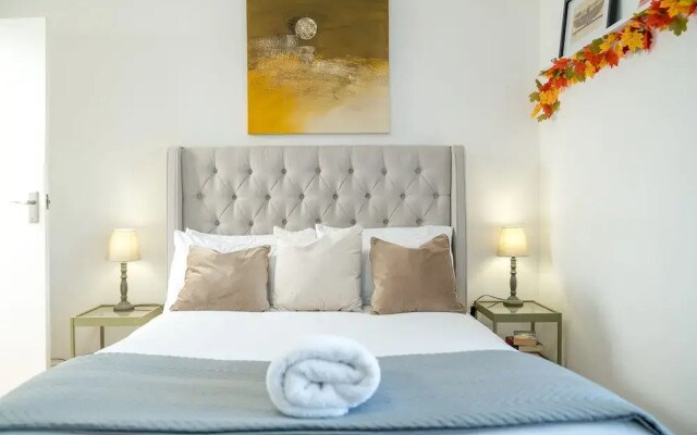 Madika Homes Stunning 2-bed Apartment in Edgware