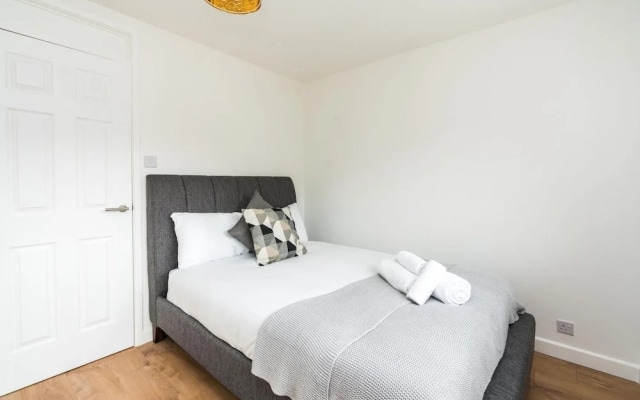 Sleek and Stylish 2BD Home With a Garden Anerley
