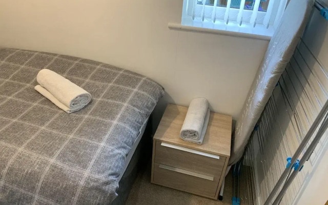 Stylish and Immaculate 2-bed Apartment in Leigh