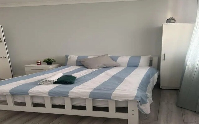 Apartment - Sleeps 2 - Acton Park & Stn Close