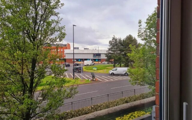 Emerald Blossom-Central Warrington, Luxurious Yet Homely, WiFi, Secure Parking
