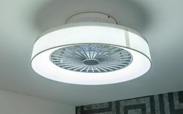 Attractive 2 Bedroom Penthouse with Free Parking