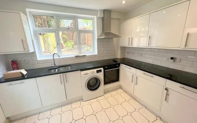 Twin Studio Flat in Sutton - Ground Floor