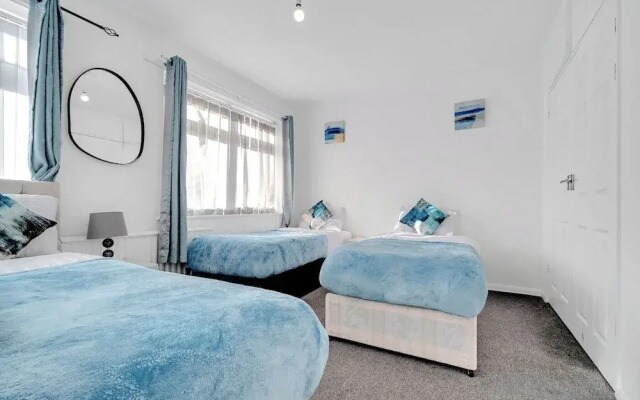 4 Bedrooms - Up To 11 Guests - Free Parking