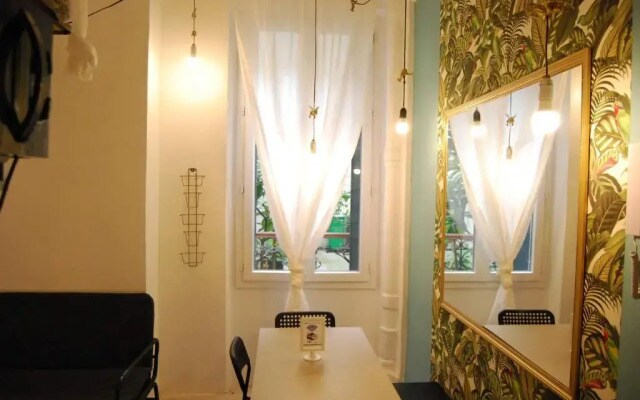 Arty 20m² district of BATIGNOLLES