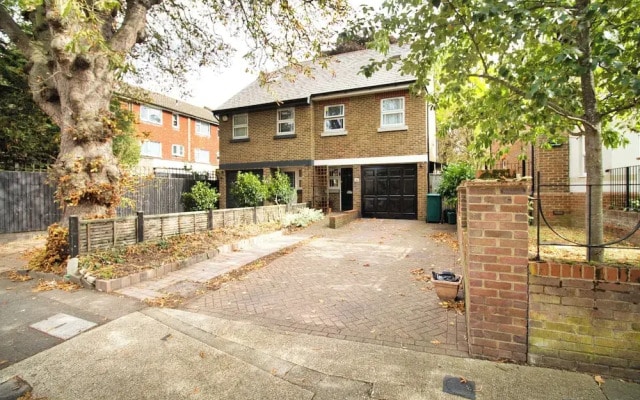 3 Bed Town House - Sleeps 5 - Ensuite - Off Street Parking - Pets Welcome - Wifi