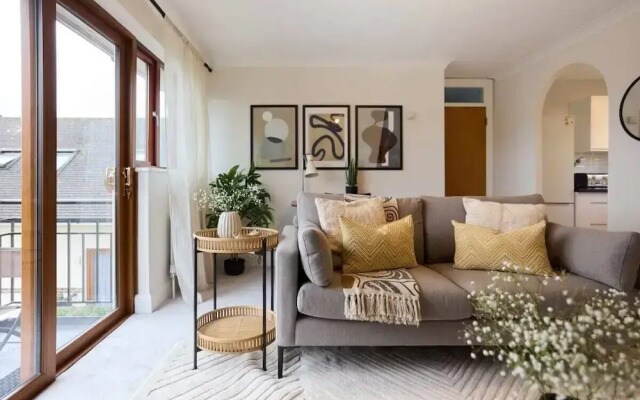The Isleworth Place - Stunning 1bdr Flat With Balcony
