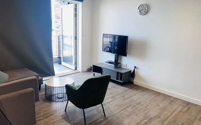 Lovely 1-bedroom With Private Balcony Near Barking