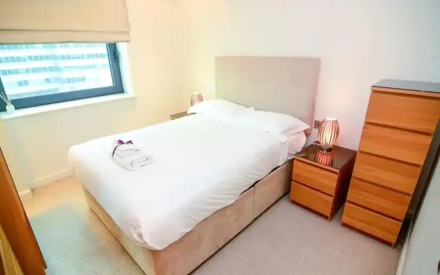 Canary Wharf - Corporate Riverside Apartments