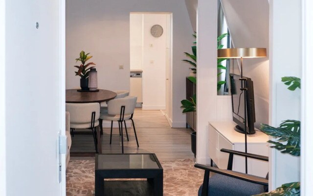 Copernic Right Luminous 2BR Apartment in Paris