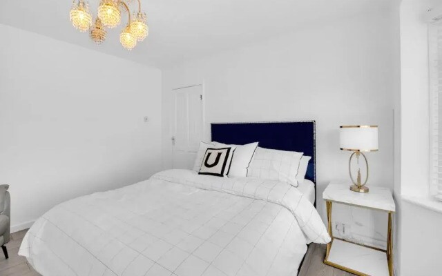 4 Bed - Sleeps 8 - Free Parking - Garden
