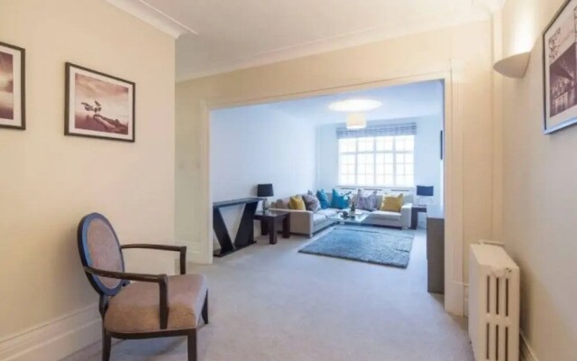 Spacious 2 Bed Apartment next to Regents Park