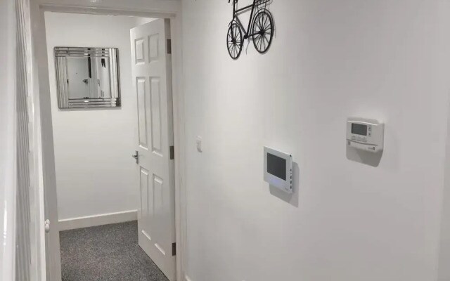 London Oasis Modern 2BR Apartment