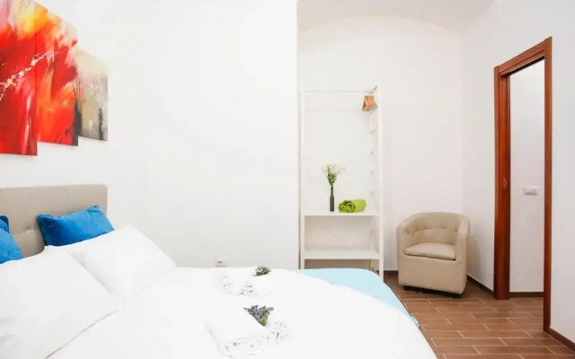 Castel Sant Angelo's Harmonious Apartment