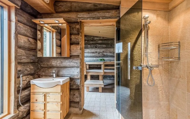 Jussis Chalet b Juuma