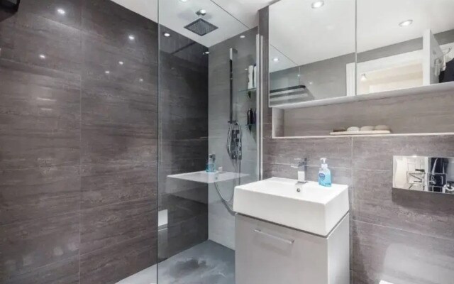Stylish 2 Bedroom Flat With Large Garden