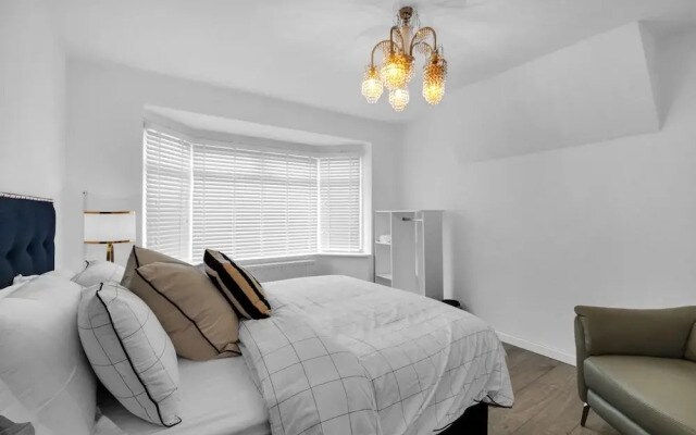 4 Bed - Sleeps 8 - Free Parking - Garden