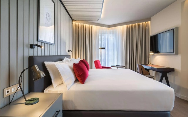 Отель Canopy by Hilton Madrid Castellana