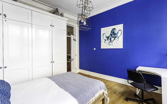 Elegance in Westminster: Victoria Vibes Apartment