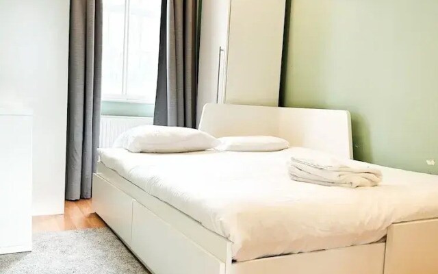 Hammersmith 2 Bedroom Flat River Thames