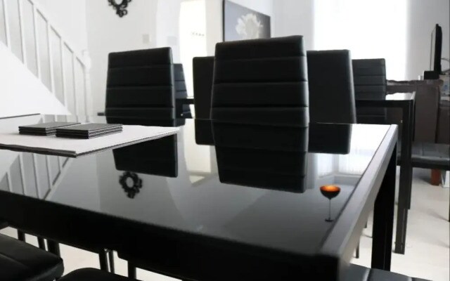 Modern Liverpool House Sleeps 12 Netflix