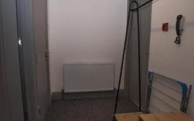 *Central *Studio Flat *Free Parking, Wifi, Netflix