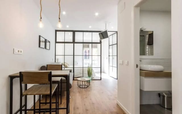 Modern Apartment in Toledo Street by Batuecas