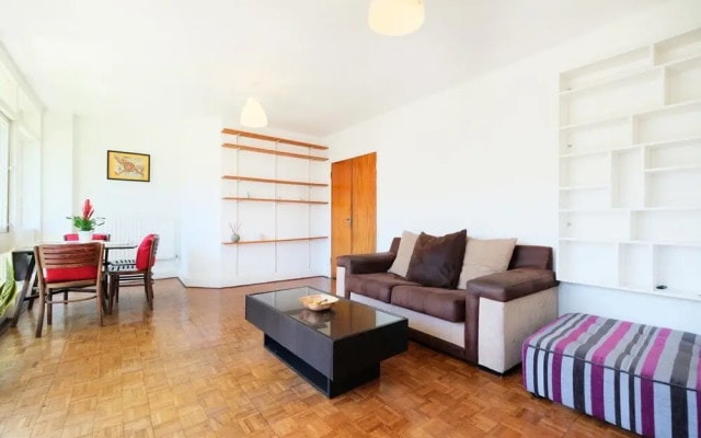Bright and Spacious 2 Bed Apartment - Sleeps 4