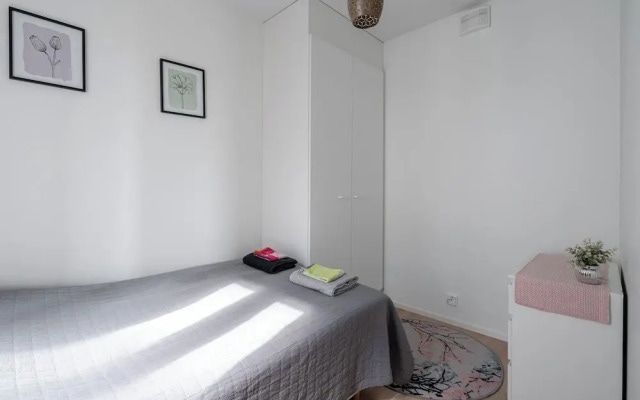 Spacious 2BR Apt - Lake View & Sauna
