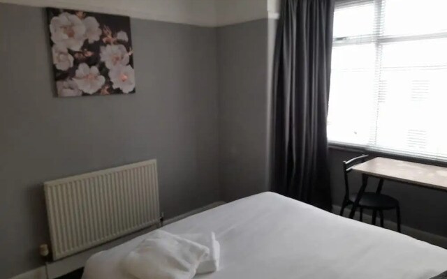 Bright 4-bed House 15 min to Manchester Centre