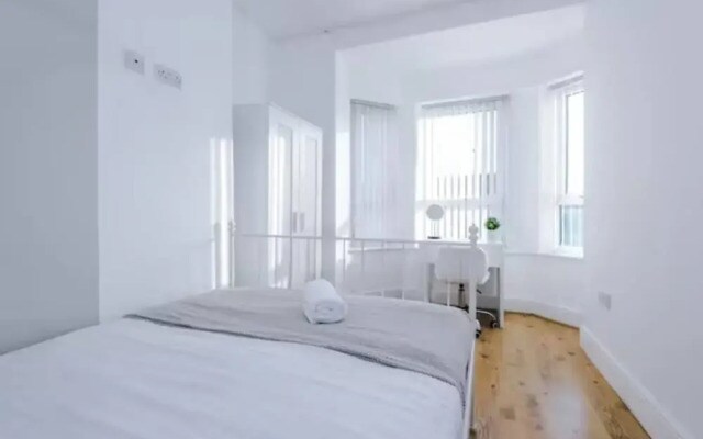 Spacious 4-Bed House Manchester