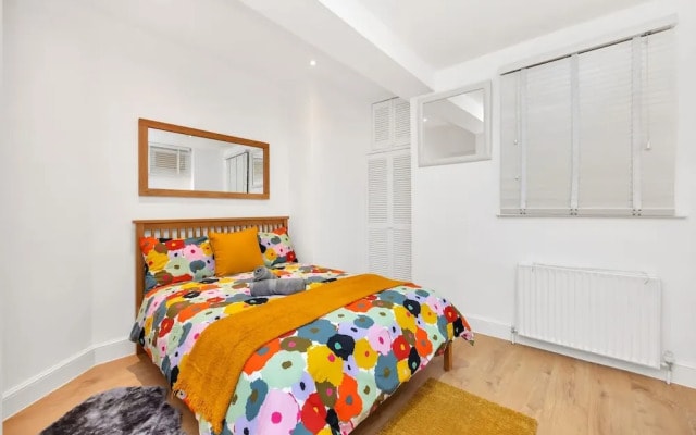 3 Bedroom 2 Bathroom Victorian Flat in Kensington