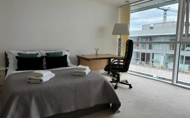 Royal Docks Luxury 3 Bedroom Apartment