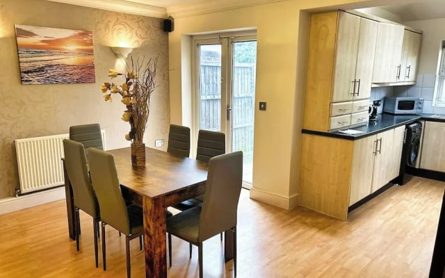 3 Bed Town House - Sleeps 5 - Ensuite - Off Street Parking - Pets Welcome - Wifi