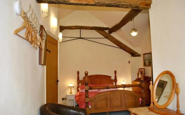 Squirrel Barn. Hi-spec. Hot tub & Wifi. Sleeps 14
