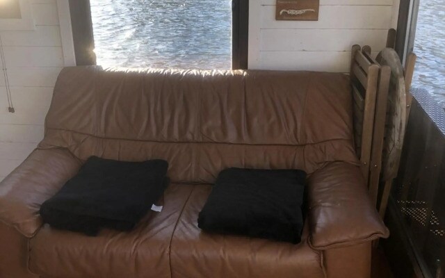 Gemütliches Hausboot mit Kamin in Berlin