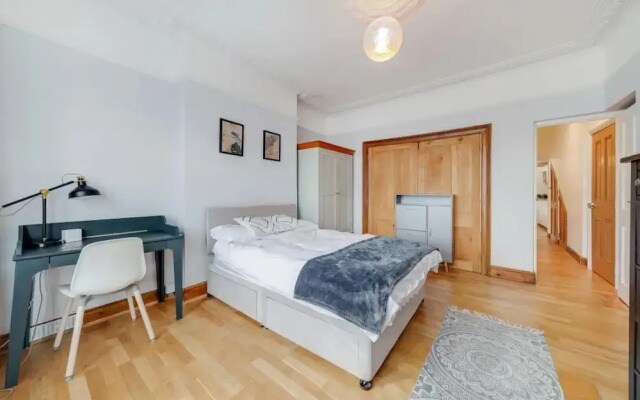 Charming Spacious 2-bed Apartment in London