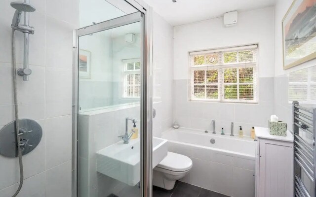Charming 2BR Flat With Patio in Hammersmith