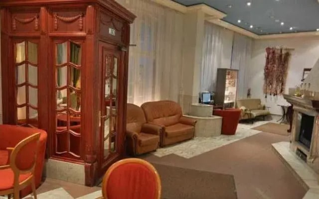 Kristof Hotel