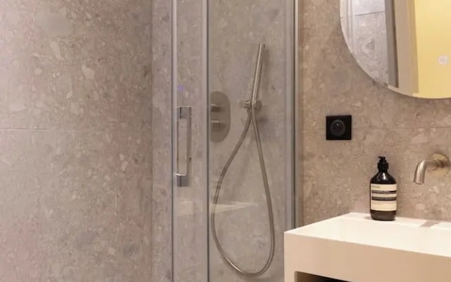 Modern Apartment -ac-1br-4p-pantheon