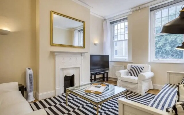 Spacious 2bed/2bath Apt, 5mins to Victoria St
