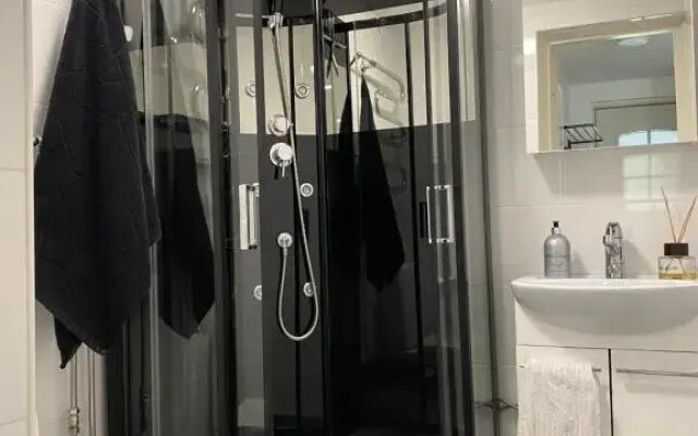 Modern Apt - King-Size Bed - Wifi -Self Check in