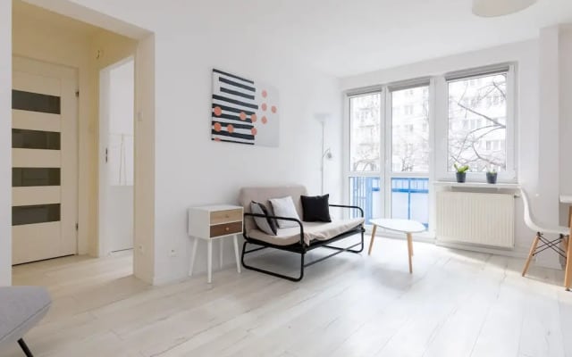 Rondo ONZ Sunny Apartment