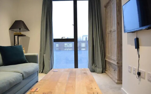 Spacious Greenwich Flat