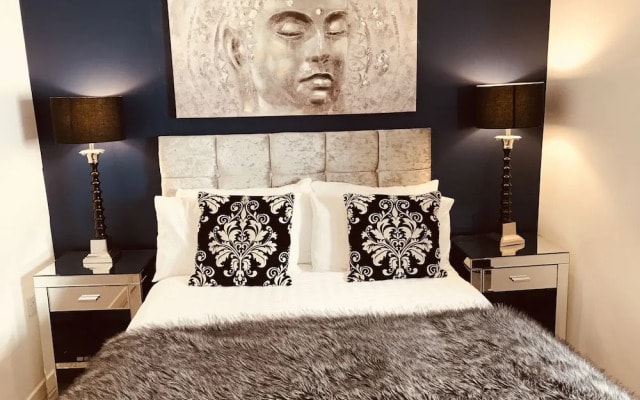 2 Bedroom Luxe Dockland Apartment with Parking