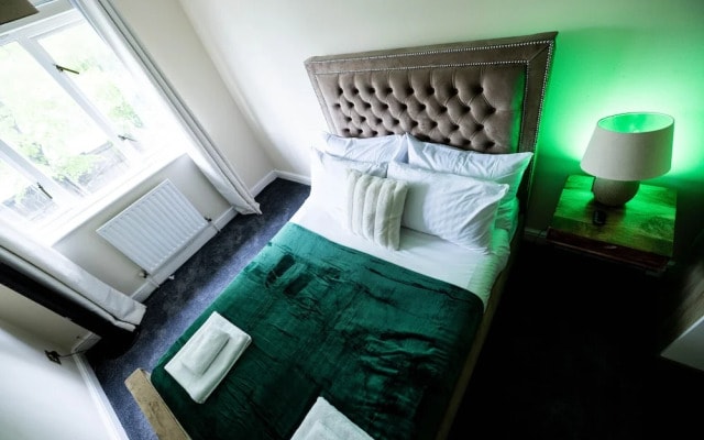 Sleeps8-kingbeds-sofabed-garden-aircon-freeparking