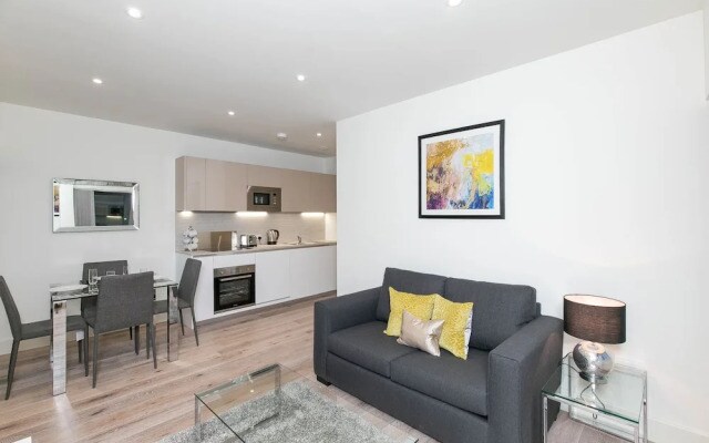 Deluxe Heathrow Apartments & Parking