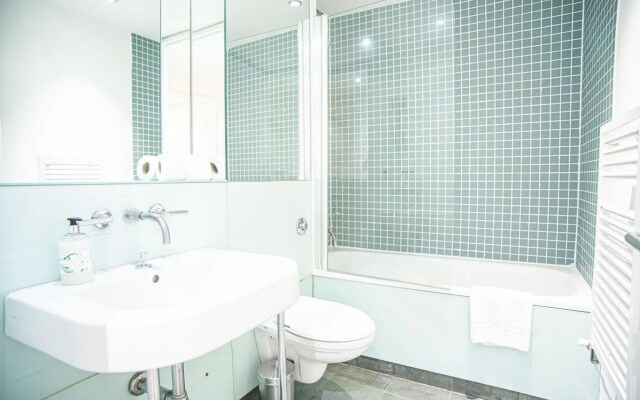 Spacious One Bed Apartment w Balcony in Farringdon