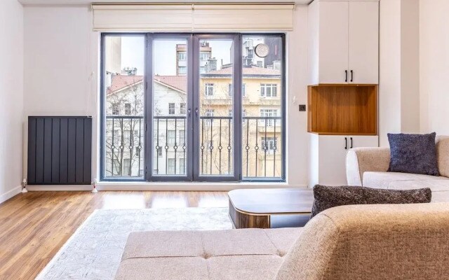 Central and Modern 2 1 Flat in Sisli