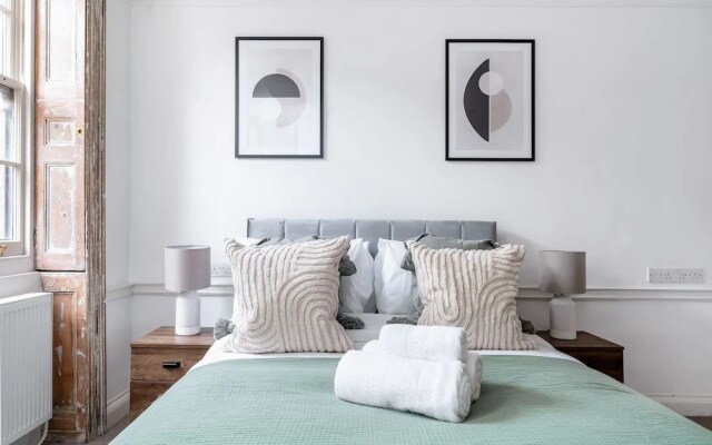 Elegant 2BR 2BA with Patio in Kennington